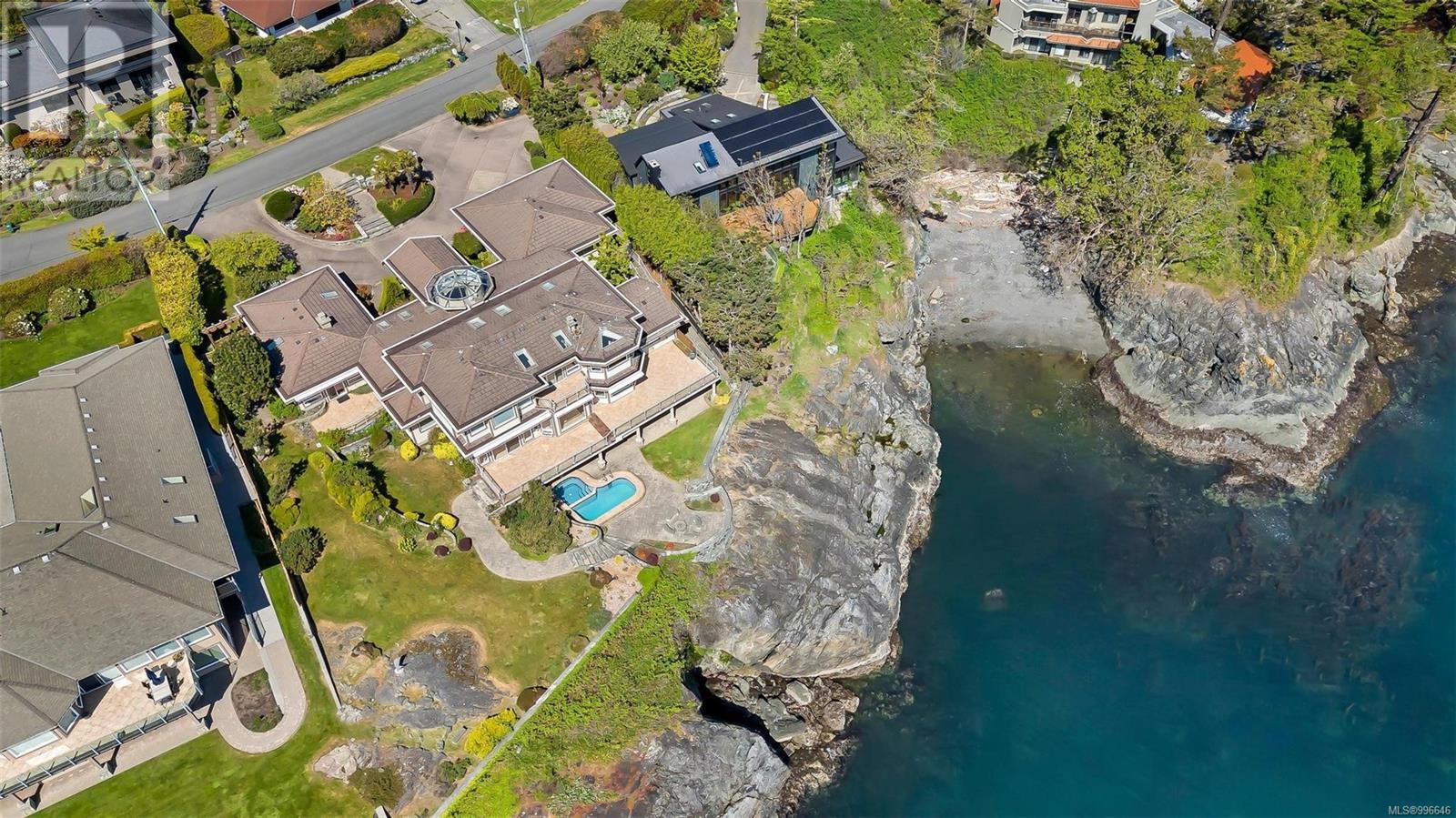  4461 Shore Way, Saanich