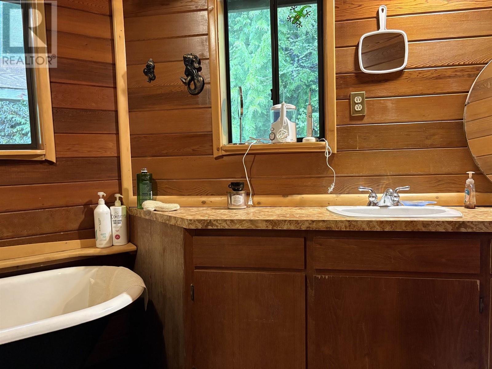 5768 SUTHERLAND ROAD, Halfmoon Bay