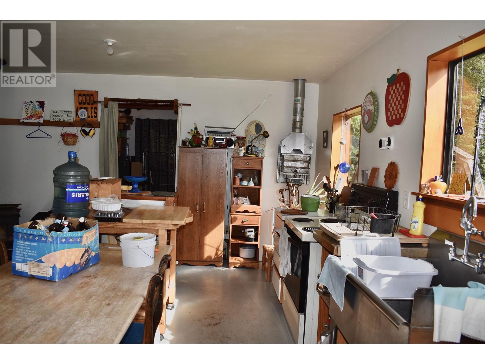 5768 SUTHERLAND ROAD, Halfmoon Bay