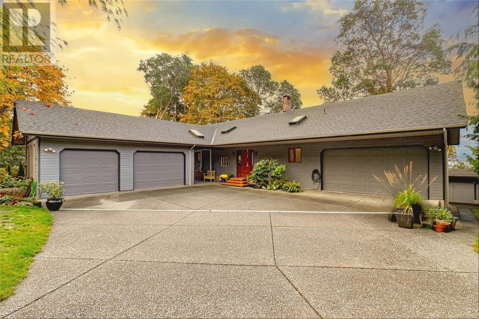 Photo 1 of 10662 Alder Cres, Youbou BC