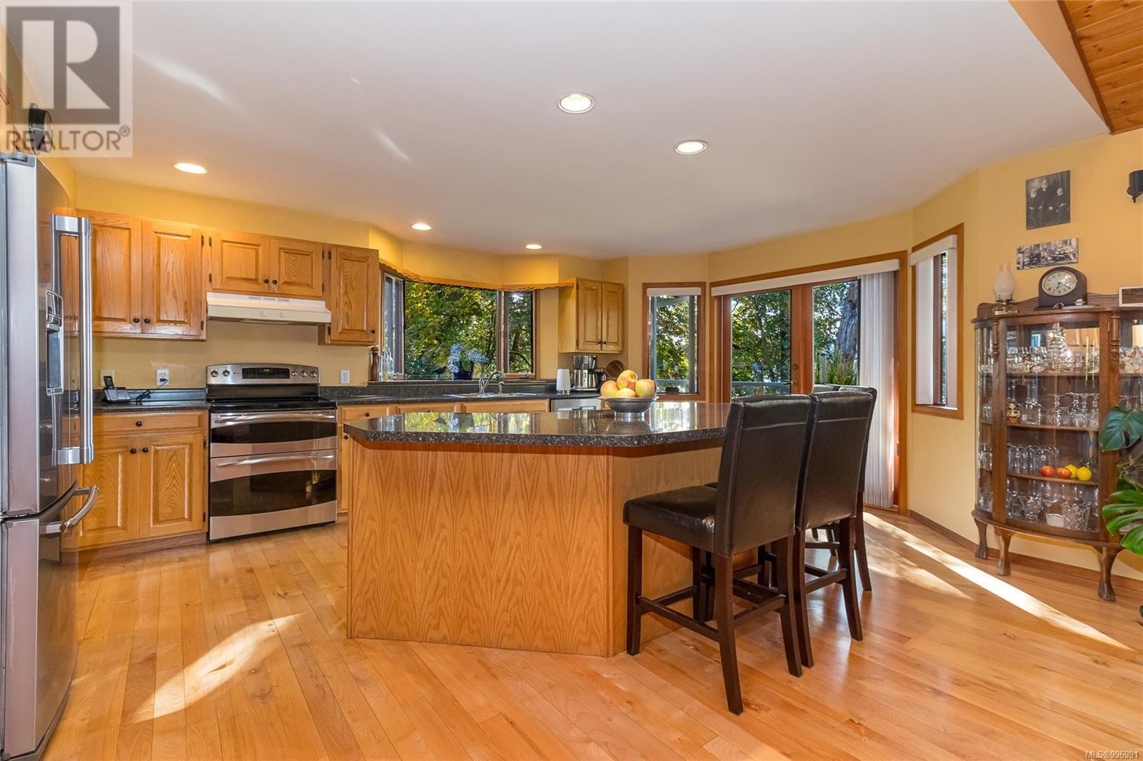Photo 10 of 10662 Alder Cres, Youbou BC