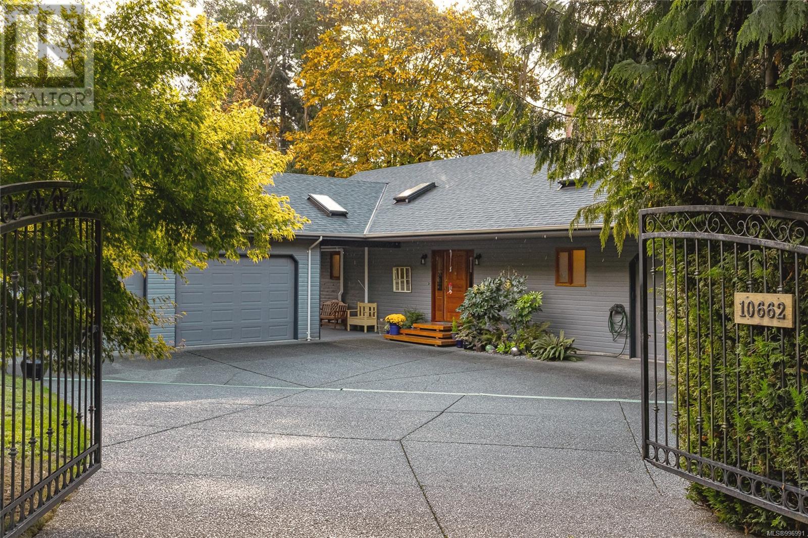 Photo 2 of 10662 Alder Cres, Youbou BC