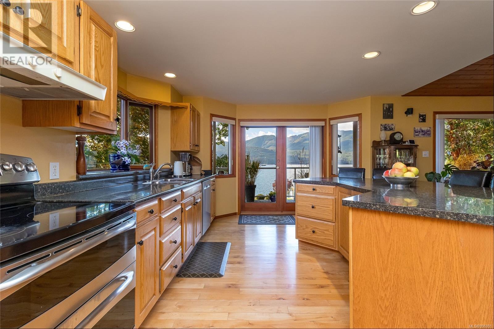 Photo 7 of 10662 Alder Cres, Youbou BC