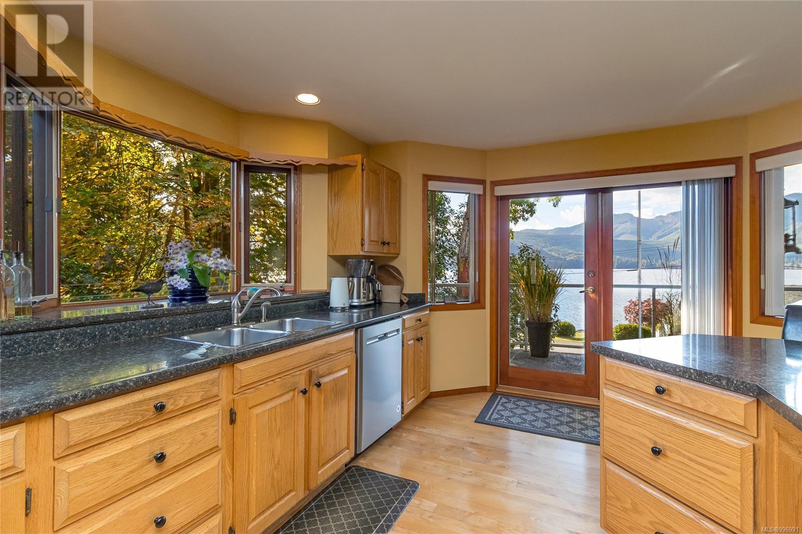 Photo 9 of 10662 Alder Cres, Youbou BC