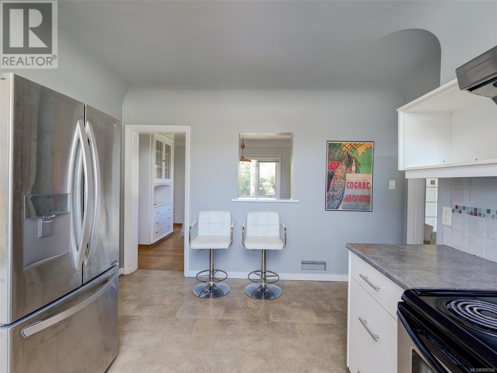 Photo 4 of 2536 Thompson Ave, Oak Bay BC