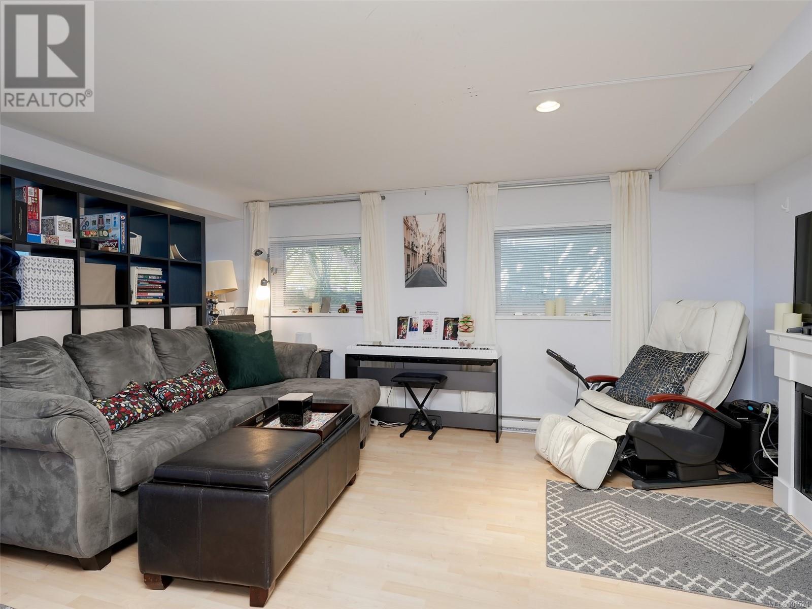 Photo 2 of 2536 Thompson Ave, Oak Bay BC