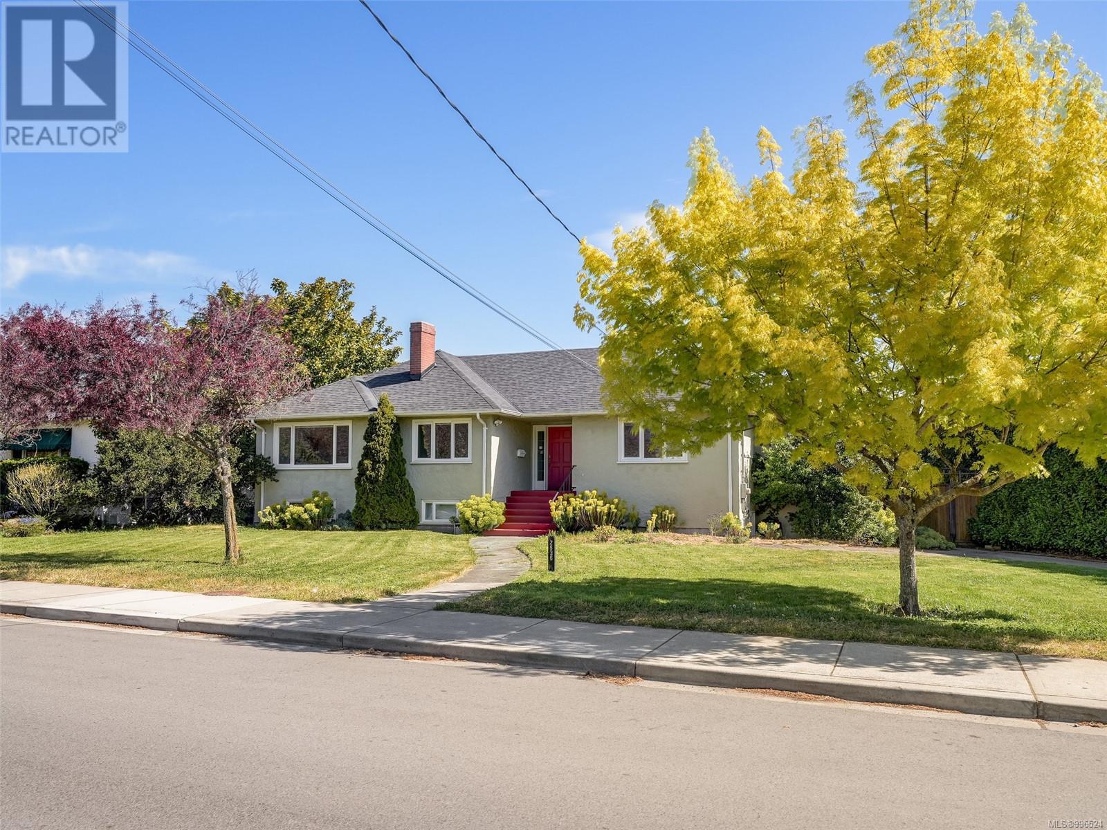 Photo 8 of 2536 Thompson Ave, Oak Bay BC
