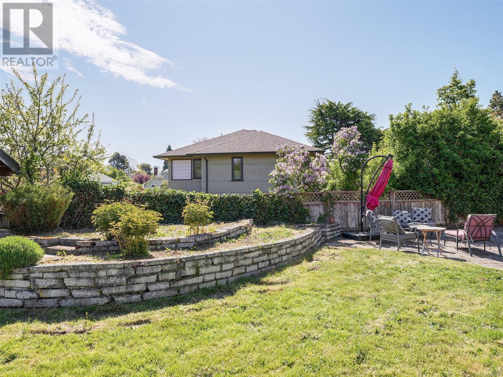Photo 18 of 2536 Thompson Ave, Oak Bay BC