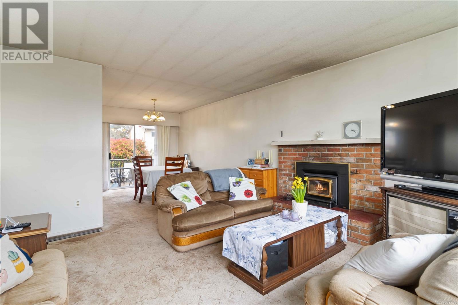  906 Lavender Avenue, Saanich