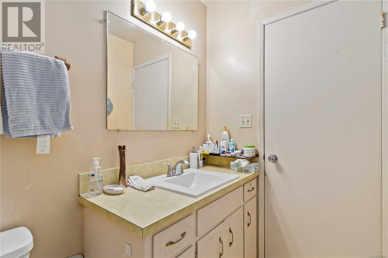  906 Lavender Avenue, Saanich