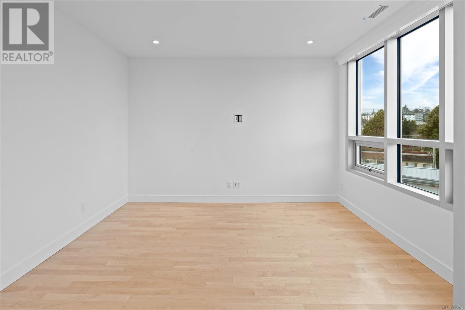 #207 916 LYALL ST - Image 12