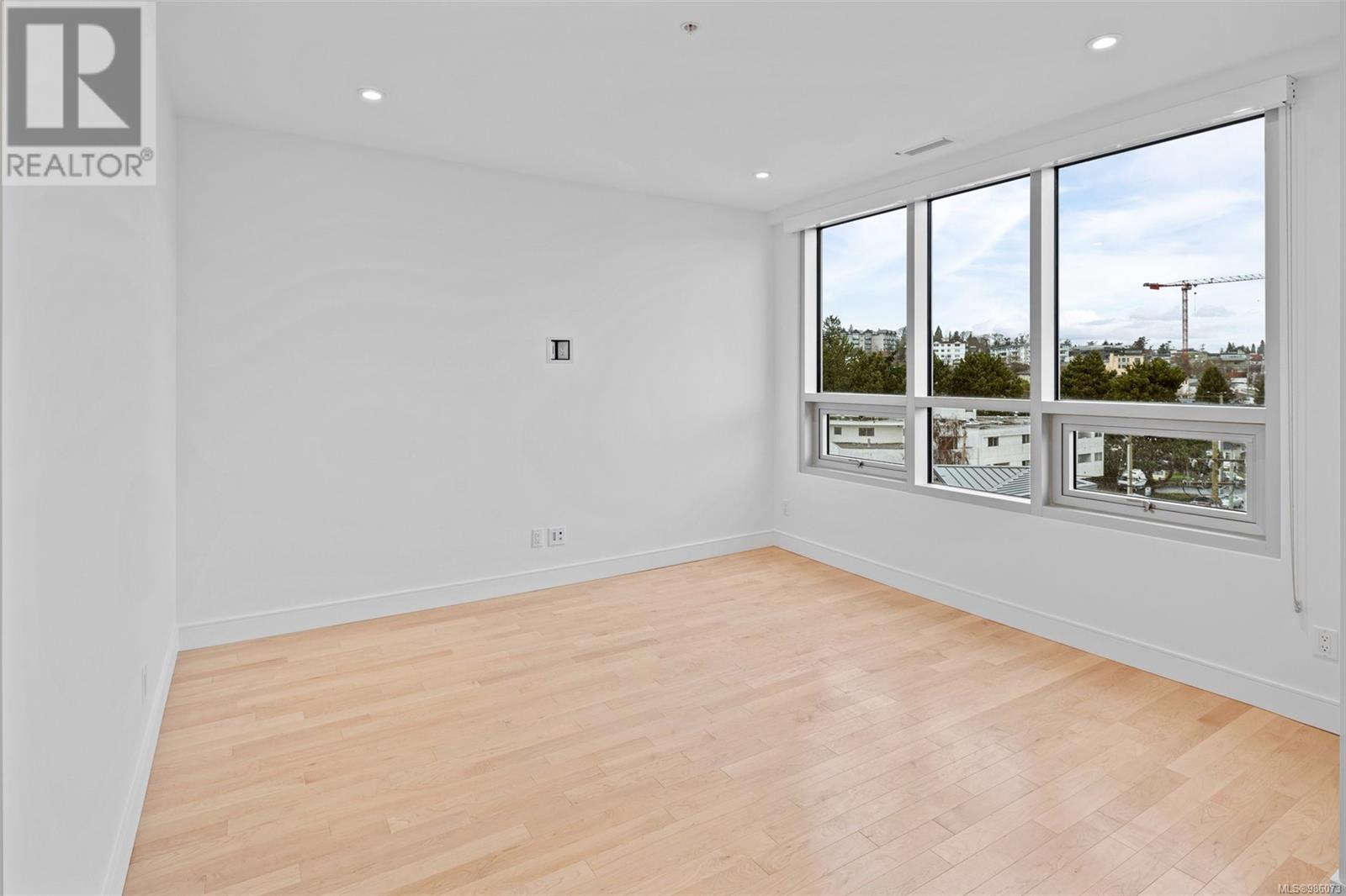 #207 916 LYALL ST - Image 11