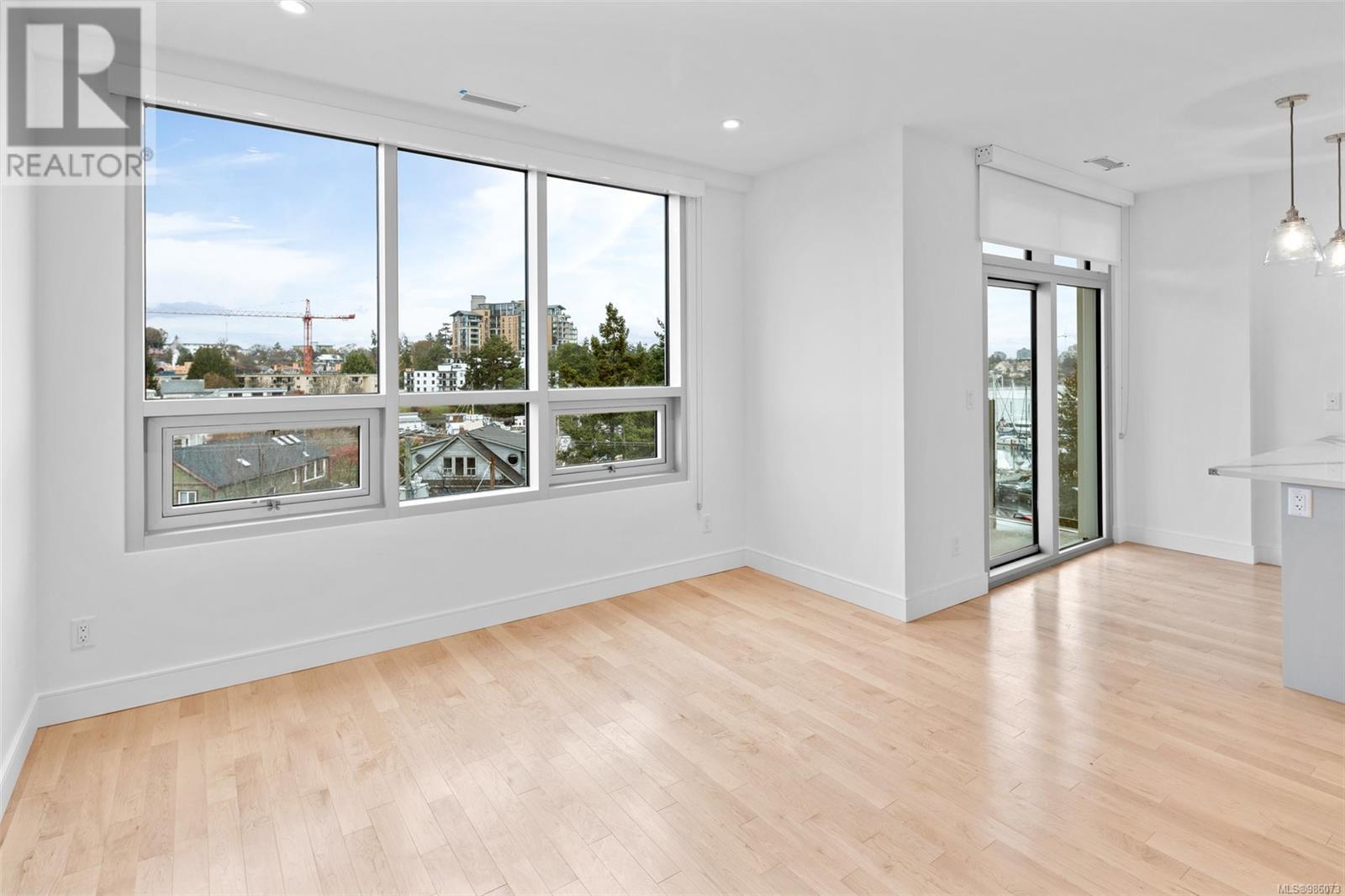 #207 916 LYALL ST - Image 14