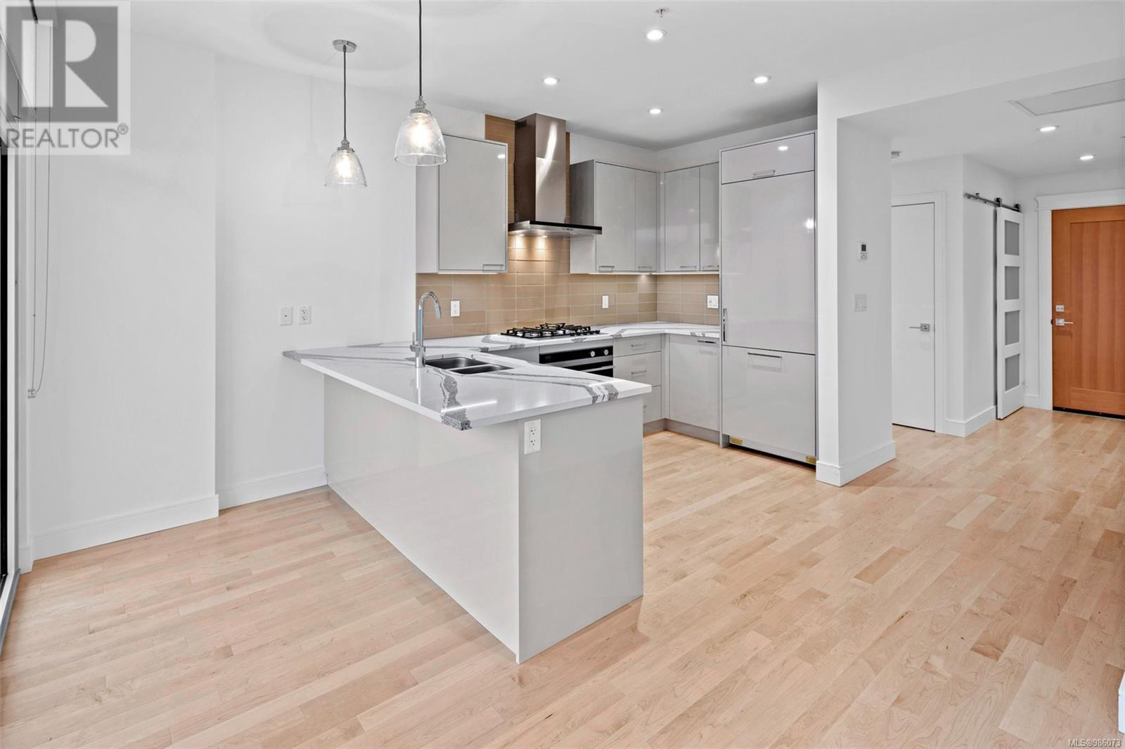 #207 916 LYALL ST - Image 6