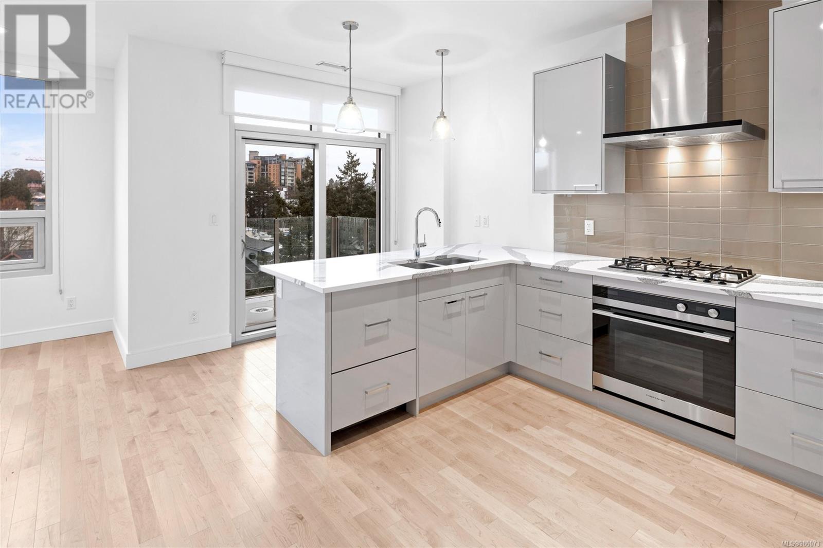 #207 916 LYALL ST - Image 3