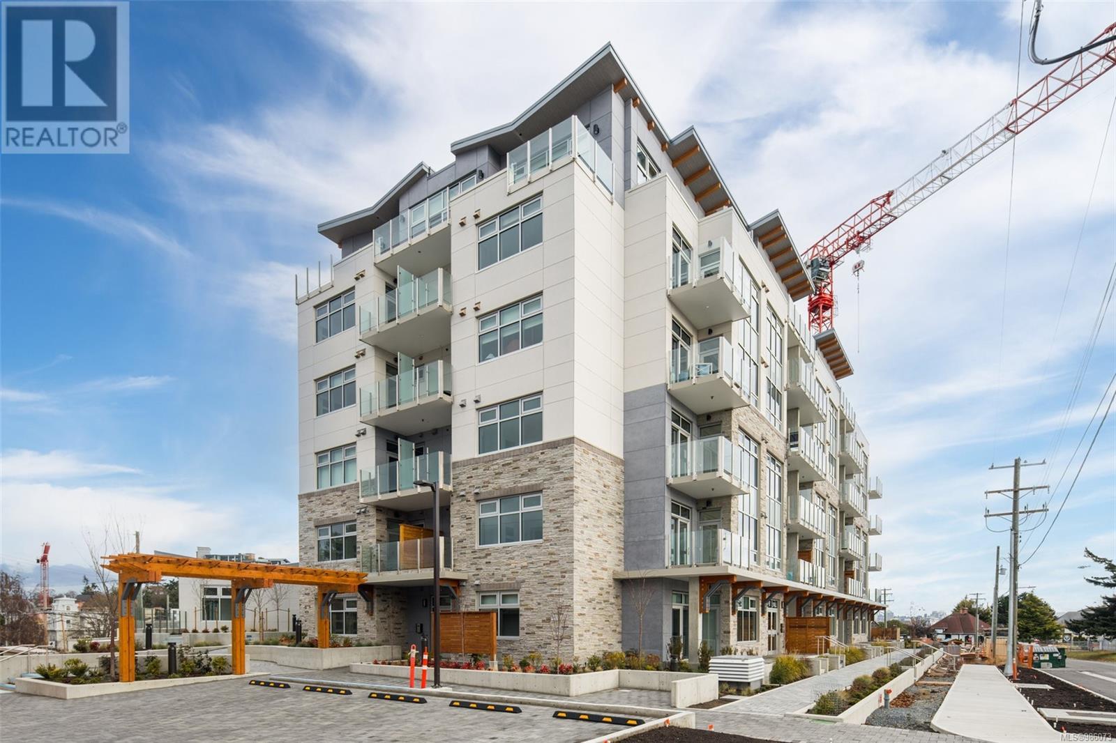 #207 916 LYALL ST - Image 23