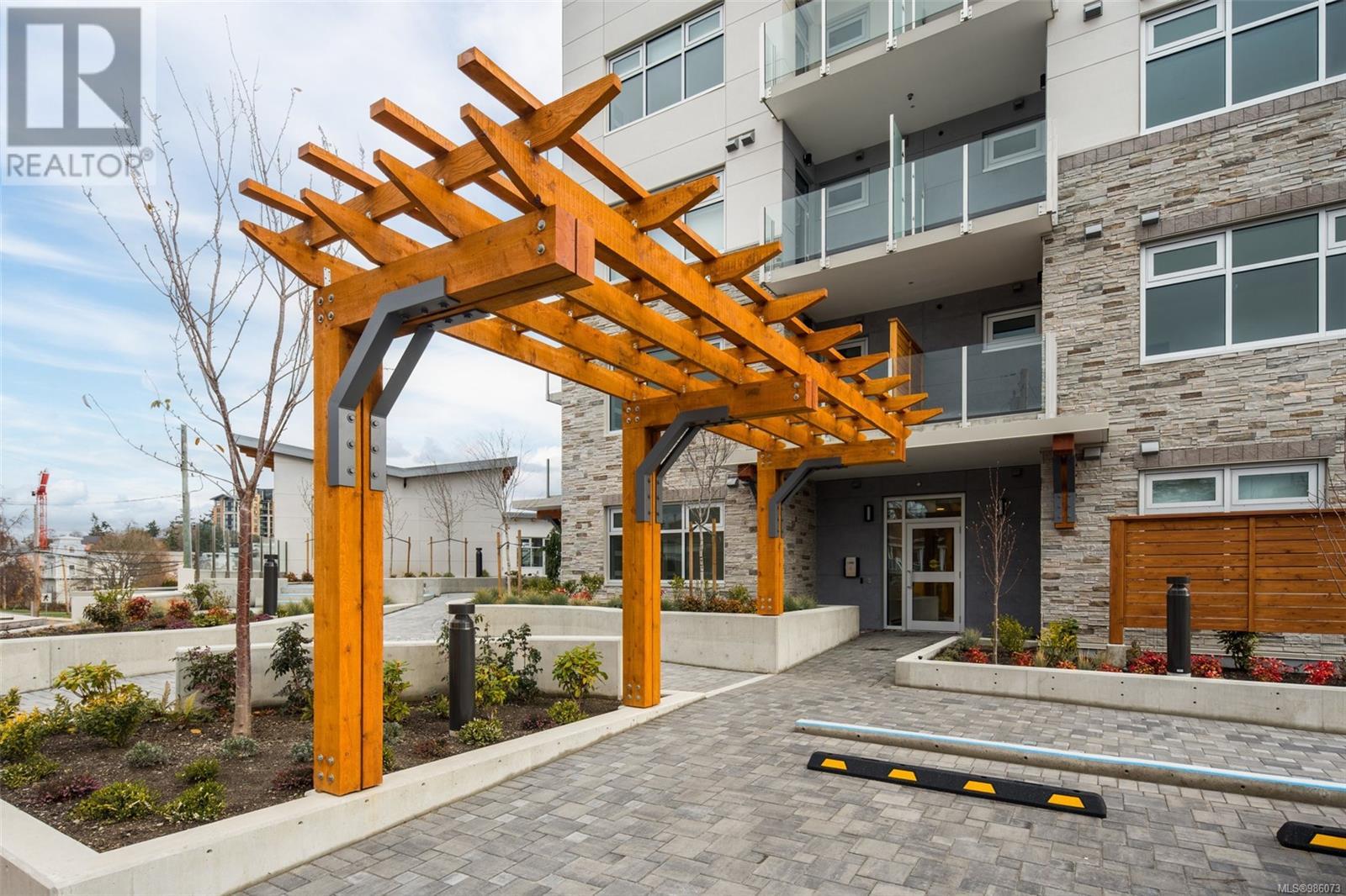 #207 916 LYALL ST - Image 24
