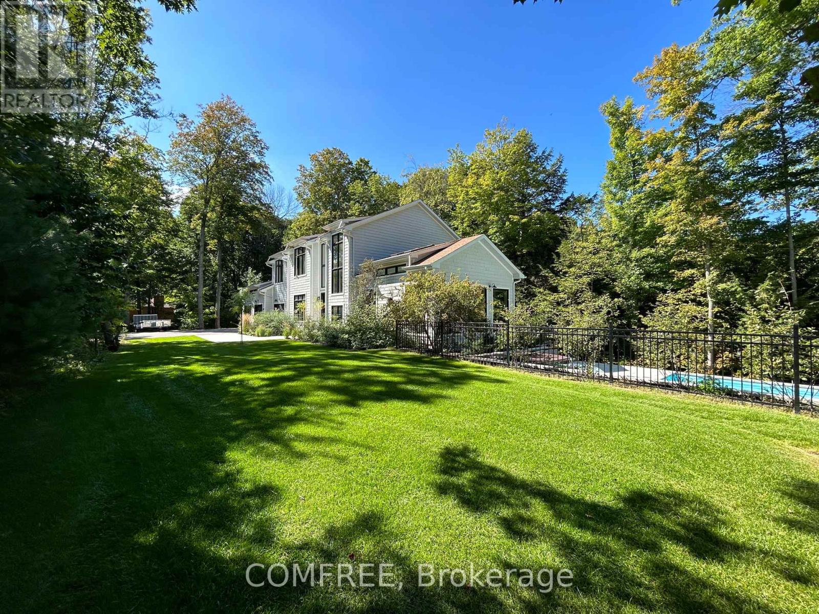 Photo 3 of 2072 Wilkinson Street, Innisfil ON