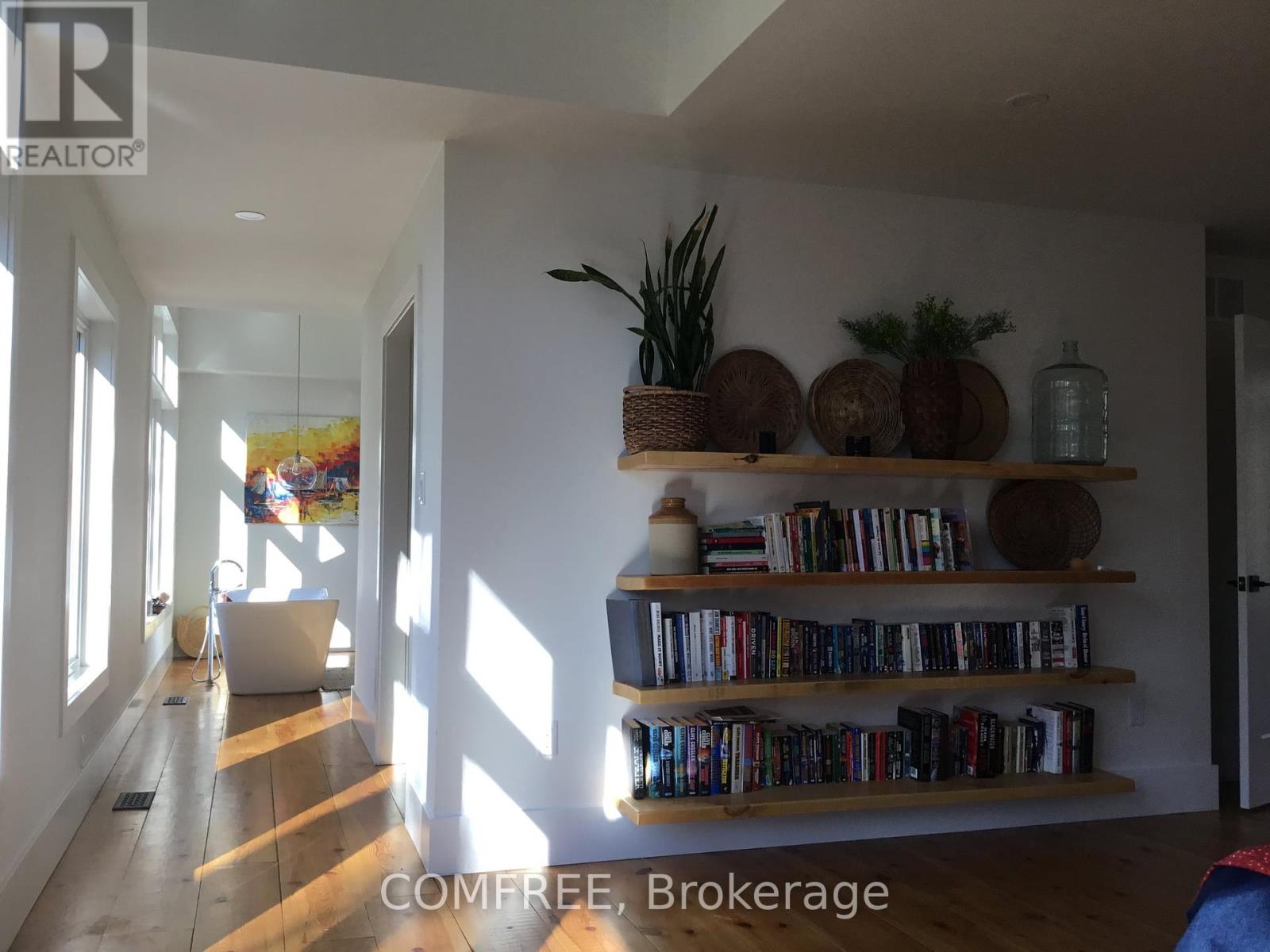 Photo 17 of 2072 Wilkinson Street, Innisfil ON