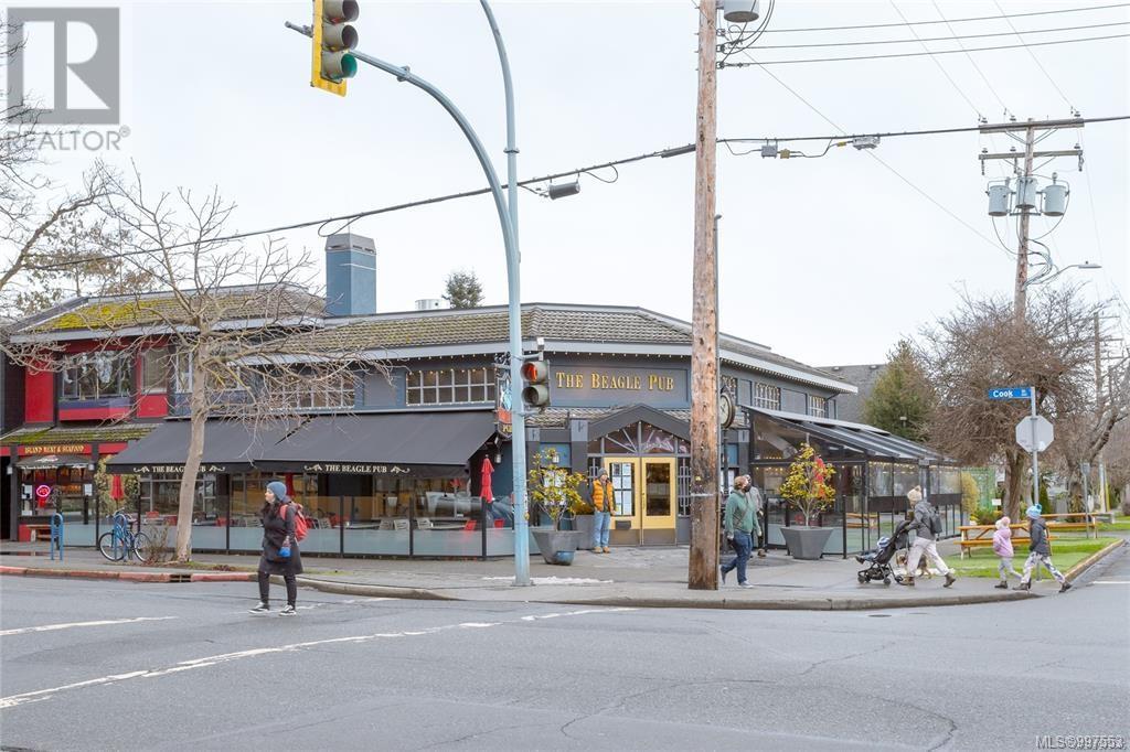  1277 Rockland Avenue, Victoria