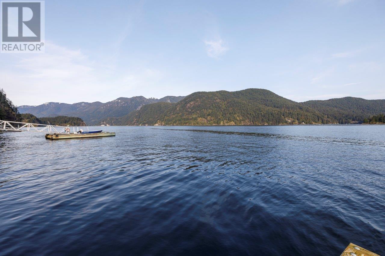 5748 SUNSHINE FALLS LANE, North Vancouver