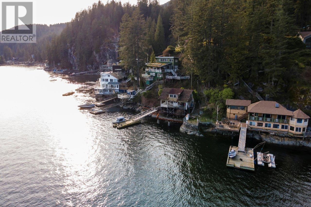 5748 SUNSHINE FALLS LANE, North Vancouver