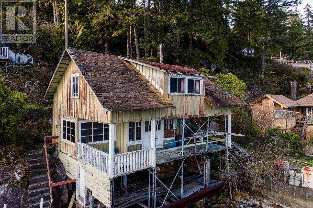 5748 SUNSHINE FALLS LANE, North Vancouver
