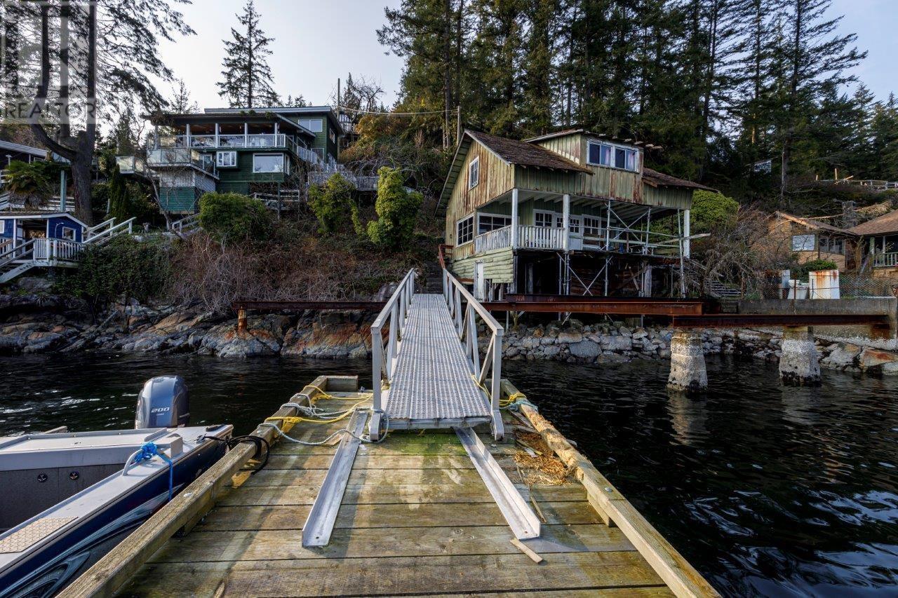 5748 SUNSHINE FALLS LANE, North Vancouver