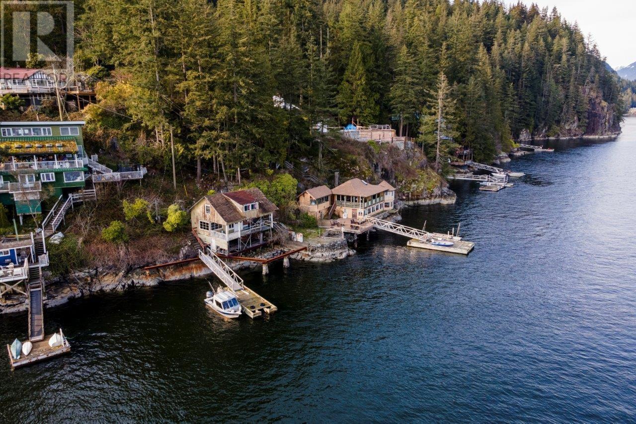 5748 SUNSHINE FALLS LANE, North Vancouver