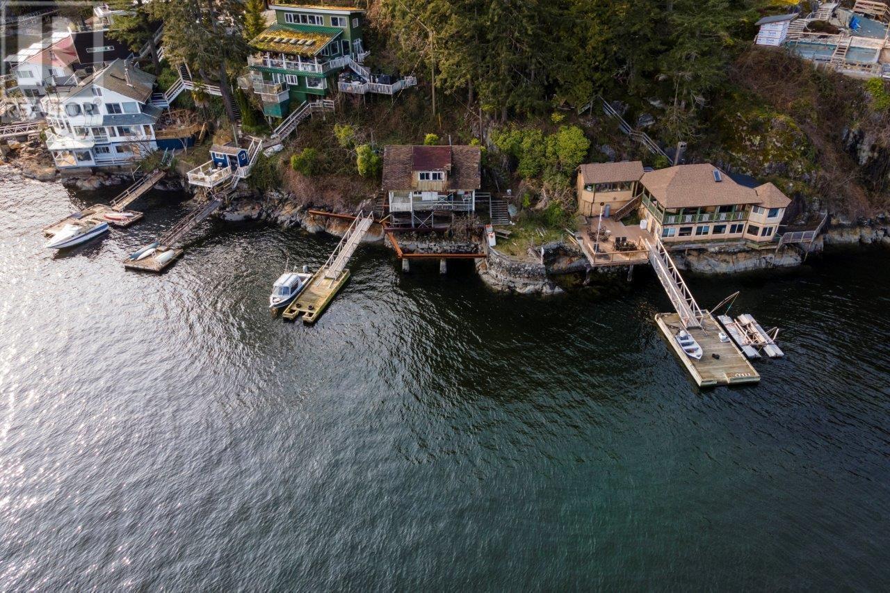 5748 SUNSHINE FALLS LANE, North Vancouver