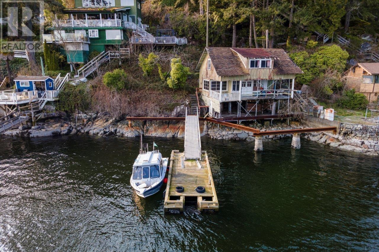 5748 SUNSHINE FALLS LANE, North Vancouver