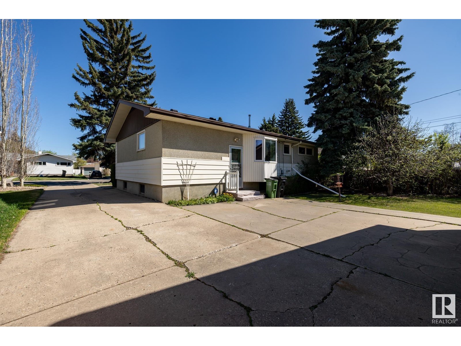 16013 93A AV NW, Edmonton