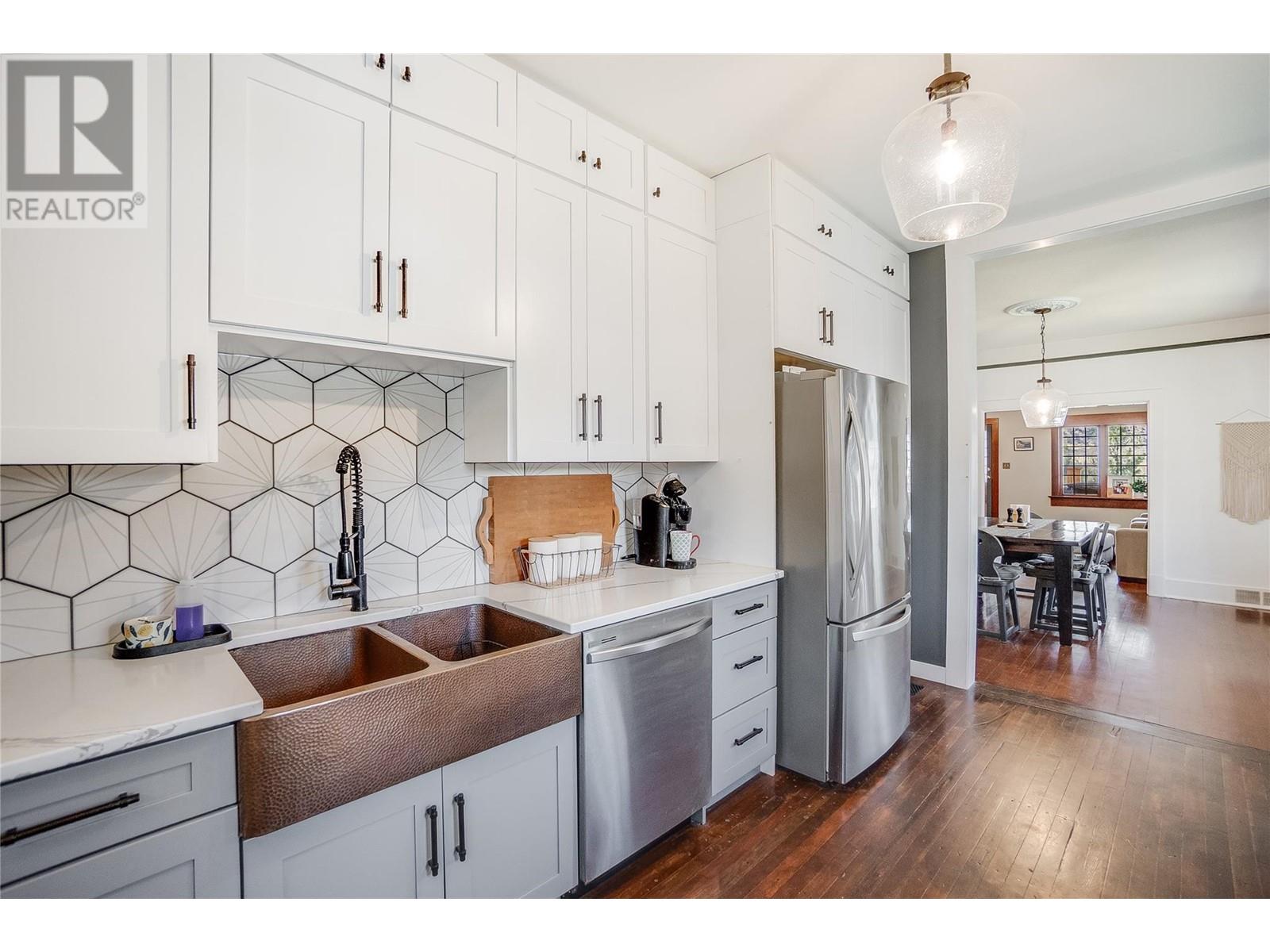 2385 Rockland Avenue, Trail
