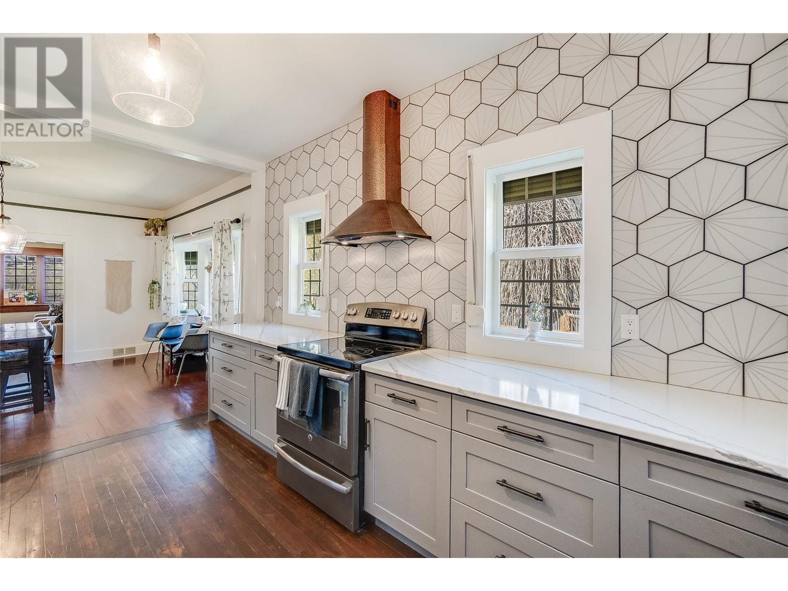 2385 Rockland Avenue, Trail