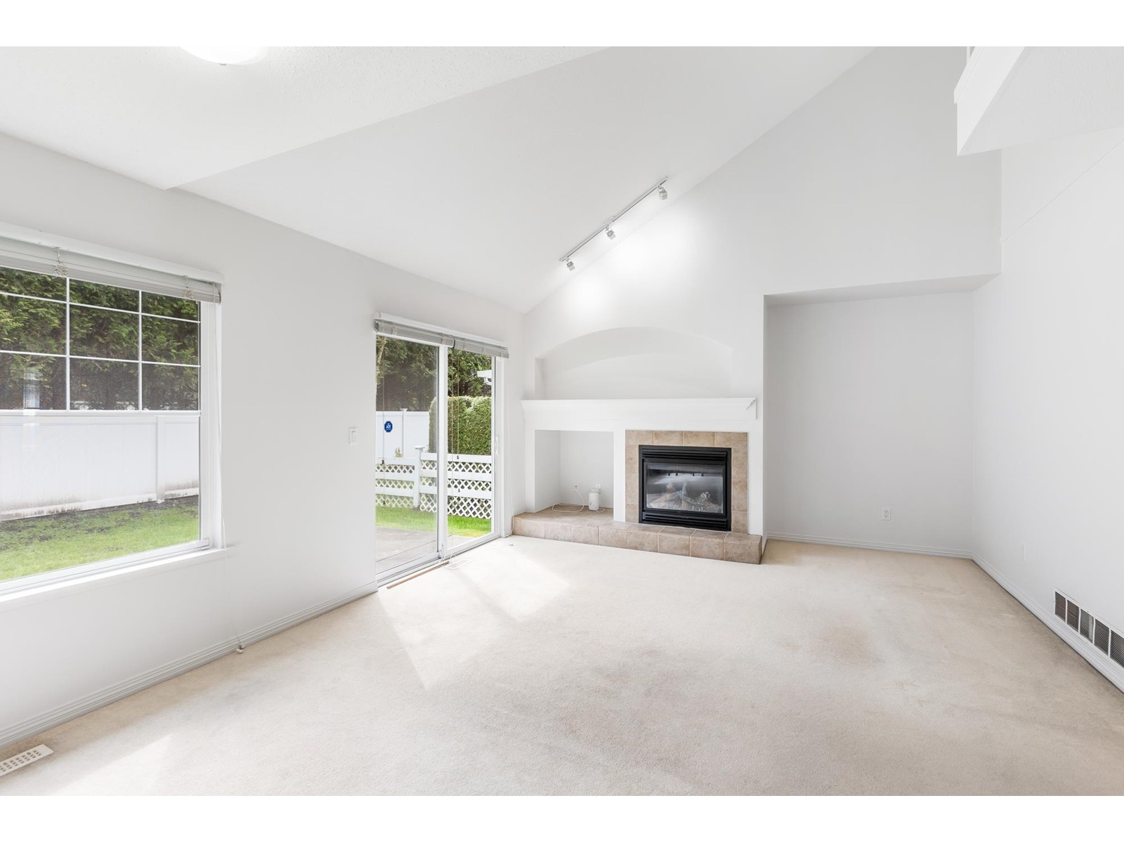 Photo 10 of 21 17097 64 Avenue, Surrey BC
