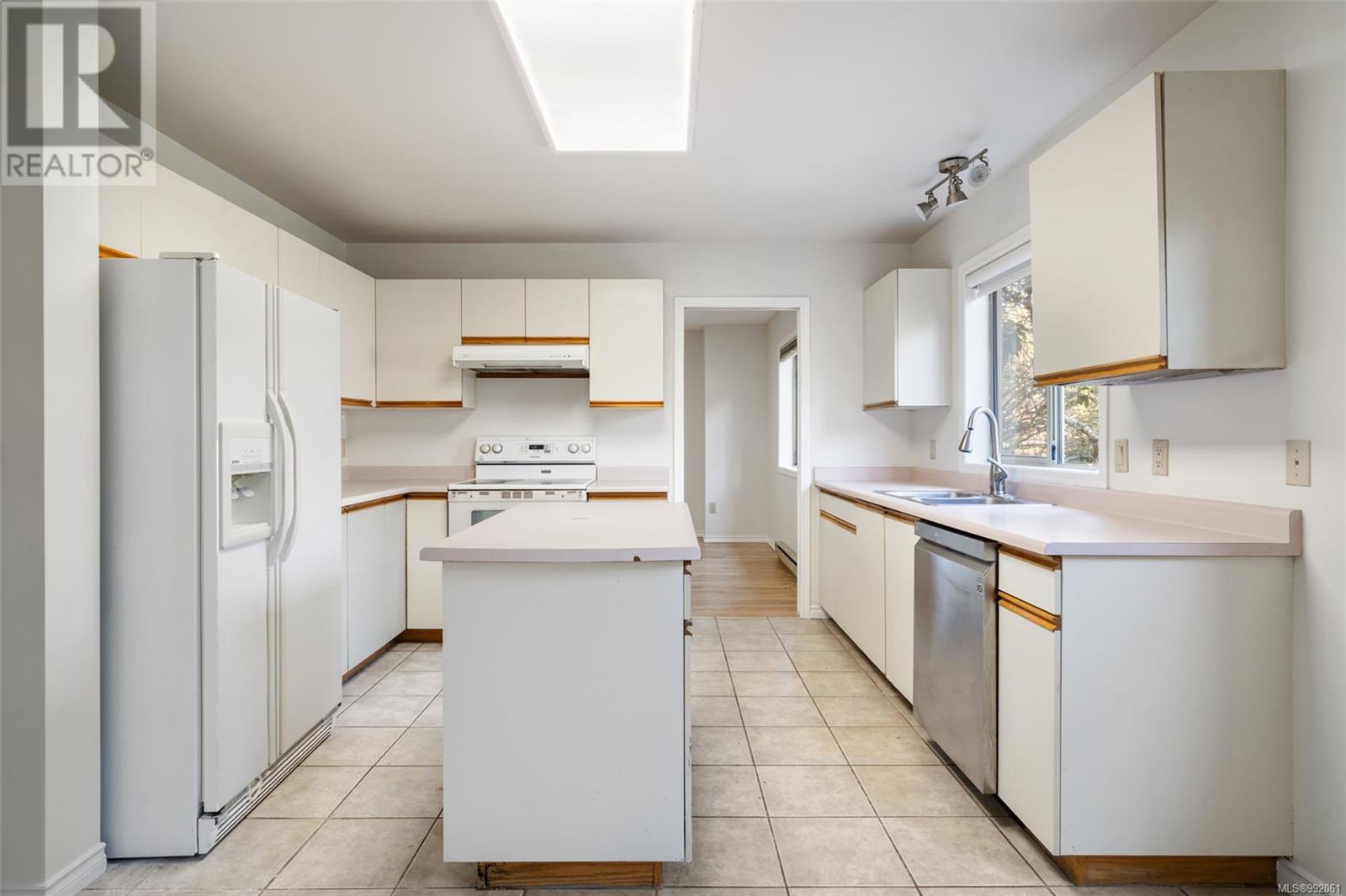  1214 Crofton Terrace, Saanich