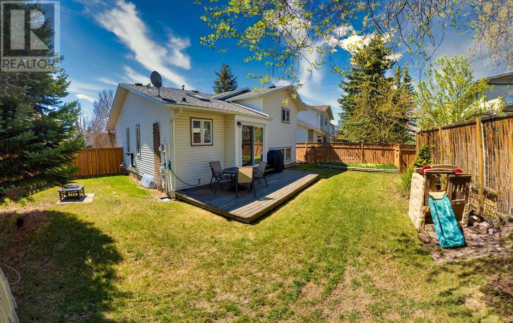 Single Family House 4 Level for Sale in  Hawkhill Place NW Hawkwood Calgary 