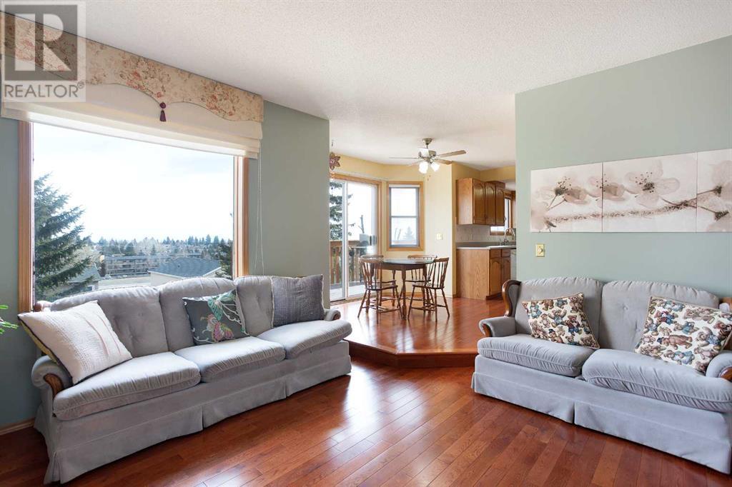 Single Family House for Sale in  Signal Hill Heights SW Signal Hill Calgary 