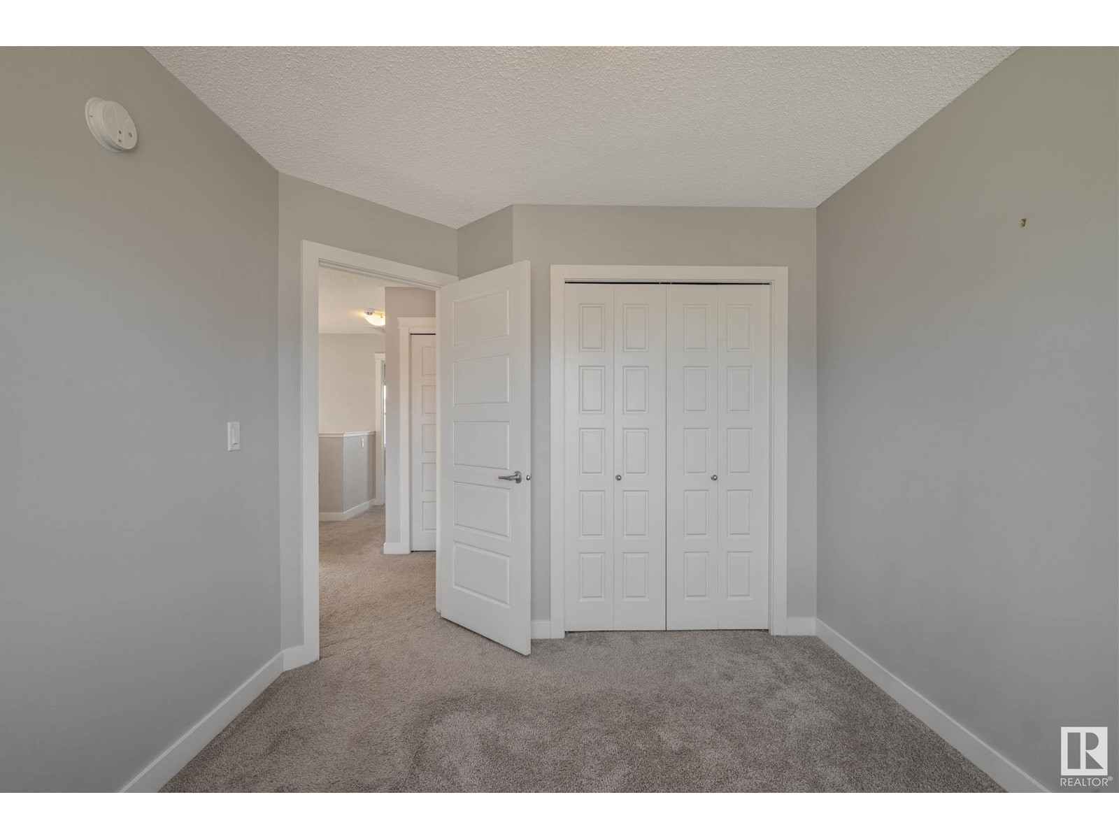 22207 89 AV NW, Edmonton