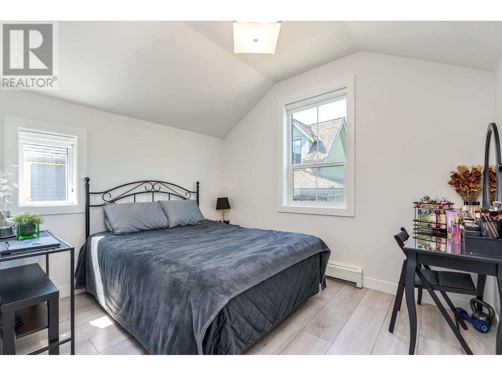 2 1023 THIRD AVENUE, New Westminster