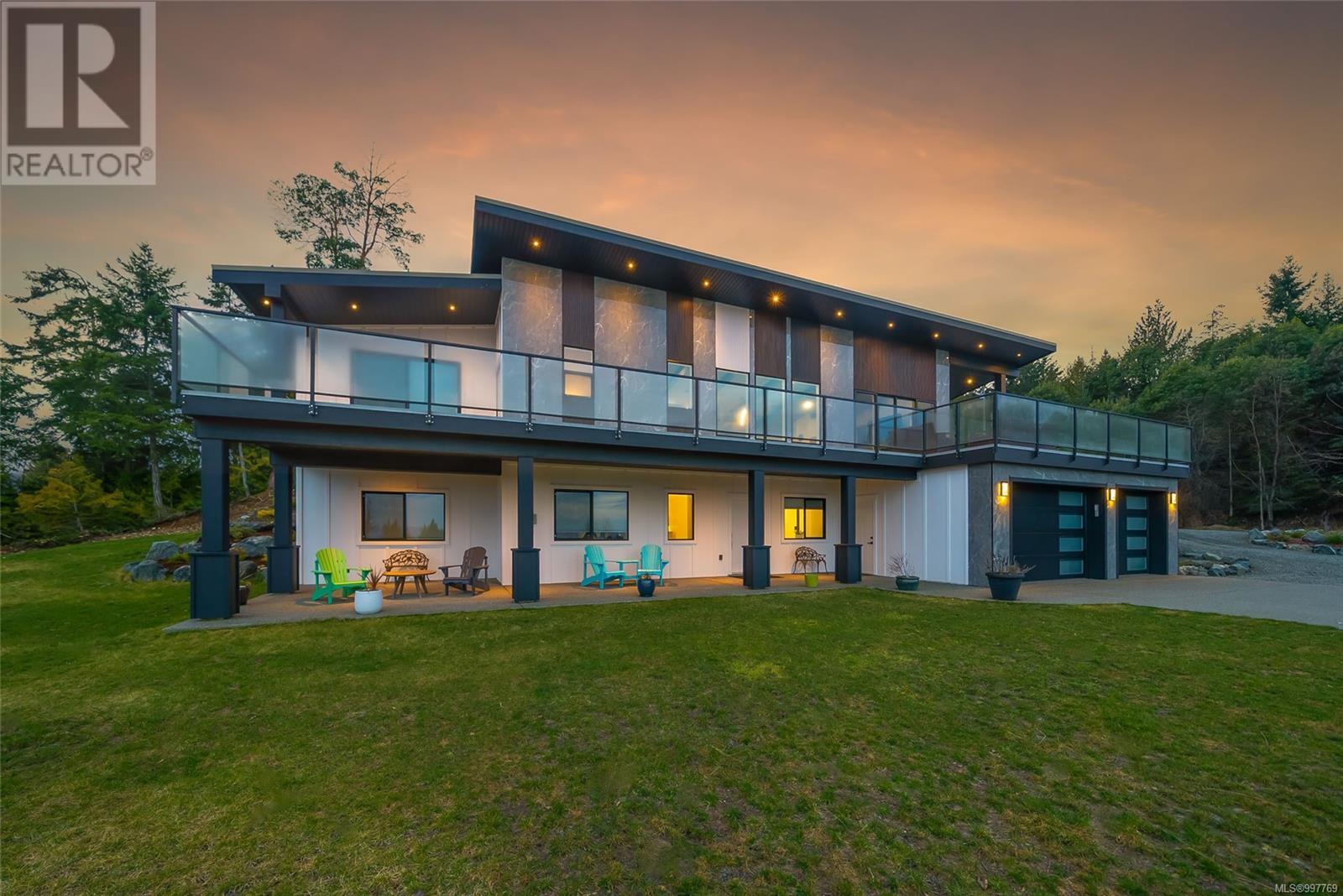 Photo 13 of 1704 Warn Way, Qualicum Beach BC