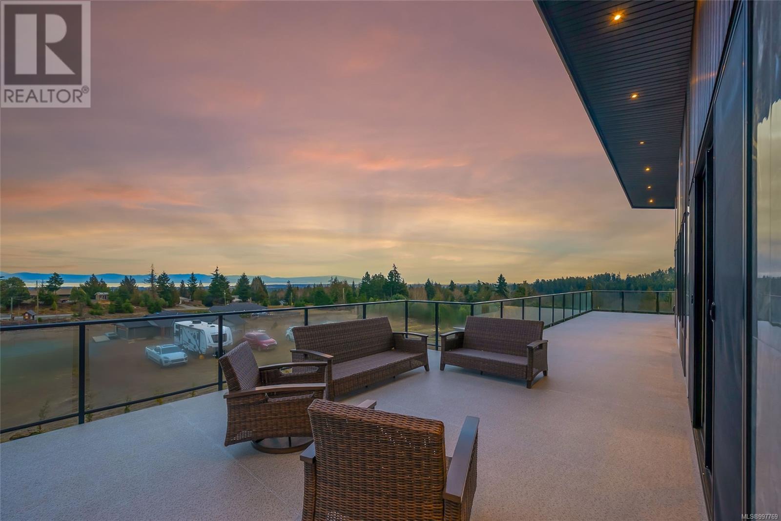Photo 5 of 1704 Warn Way, Qualicum Beach BC