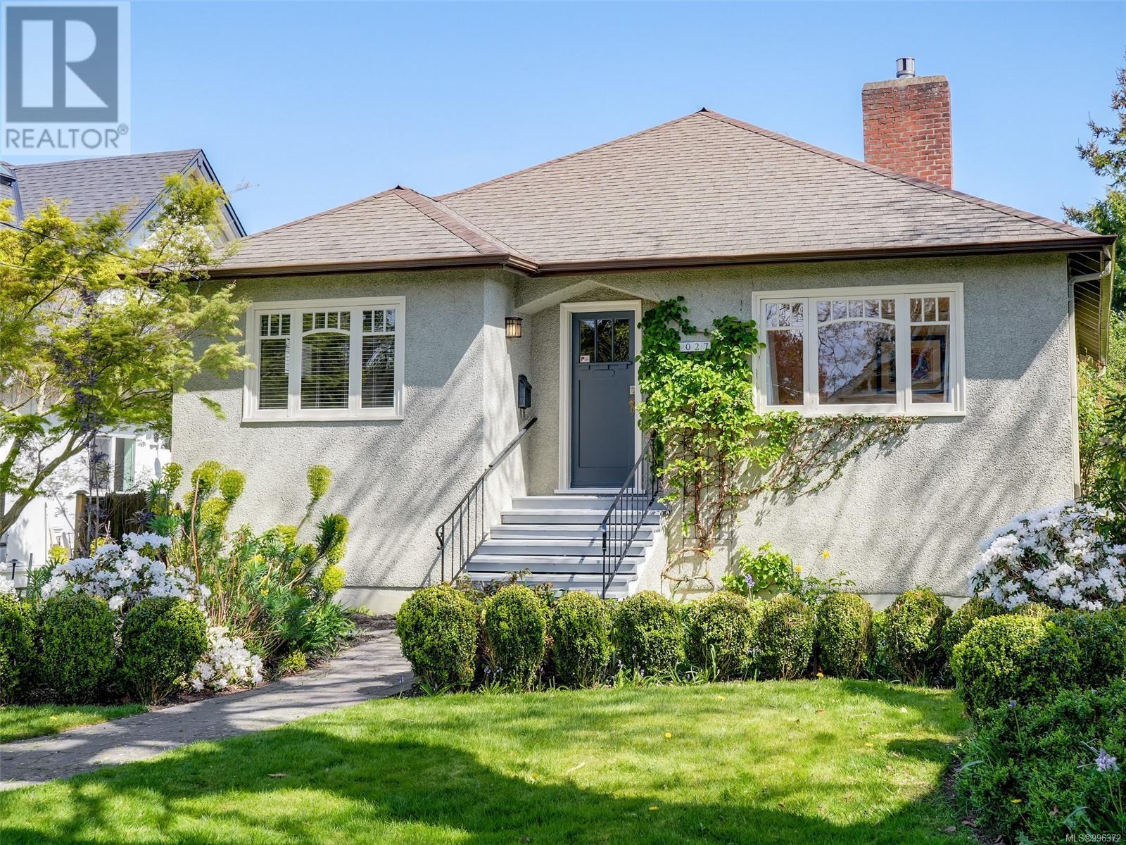 1027 Roslyn Rd, Oak Bay