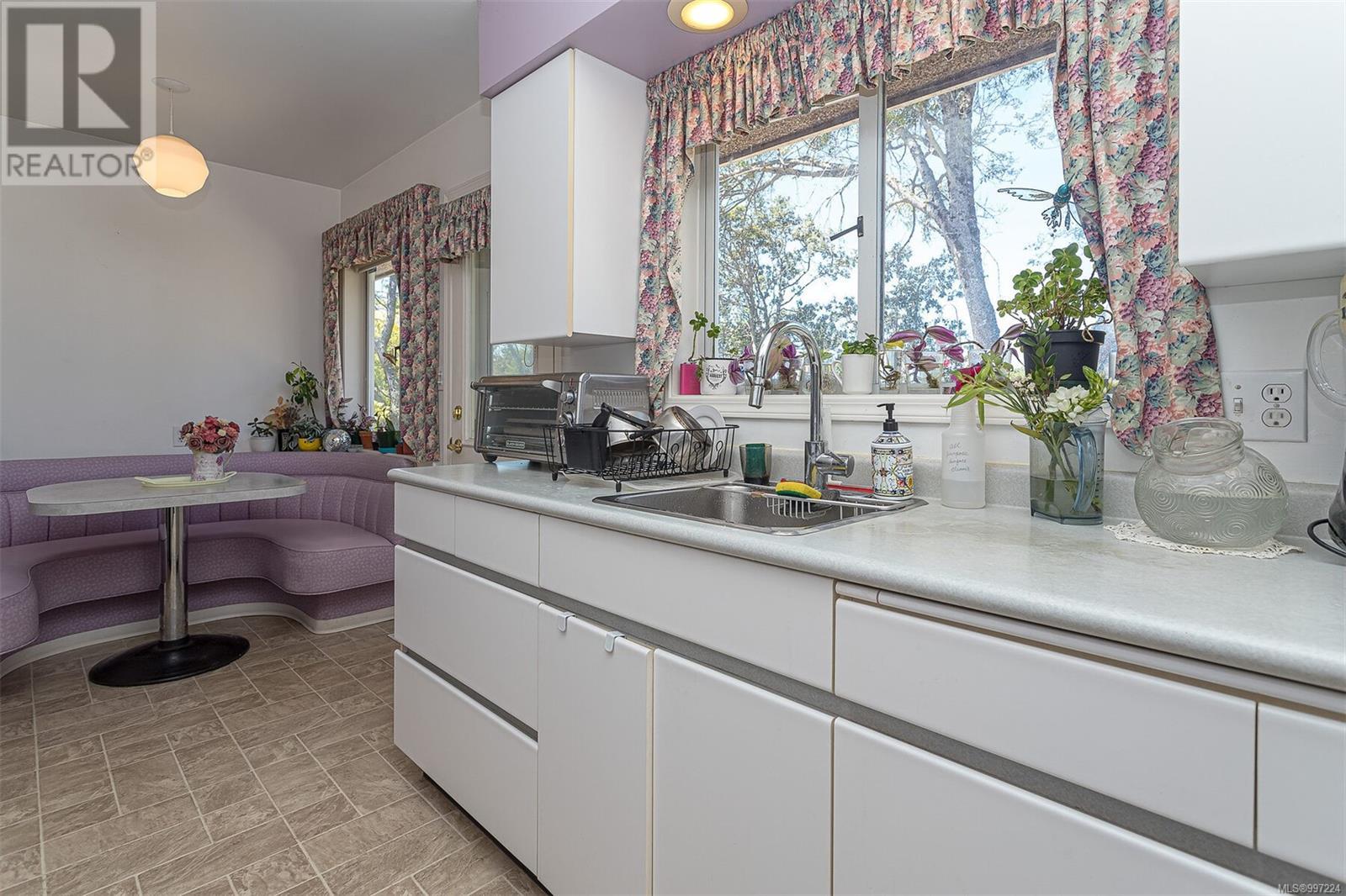  1760 Mortimer Street, Saanich