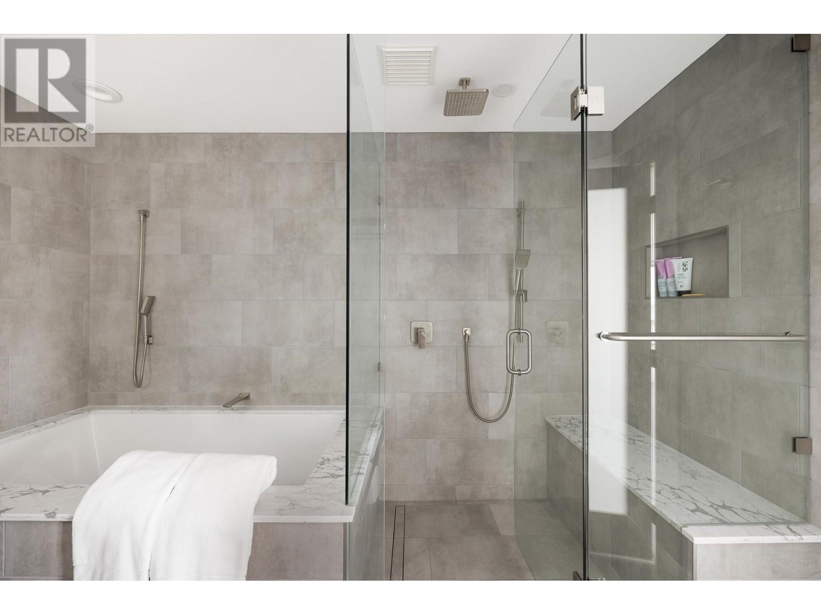 323 E 8TH STREET, North Vancouver