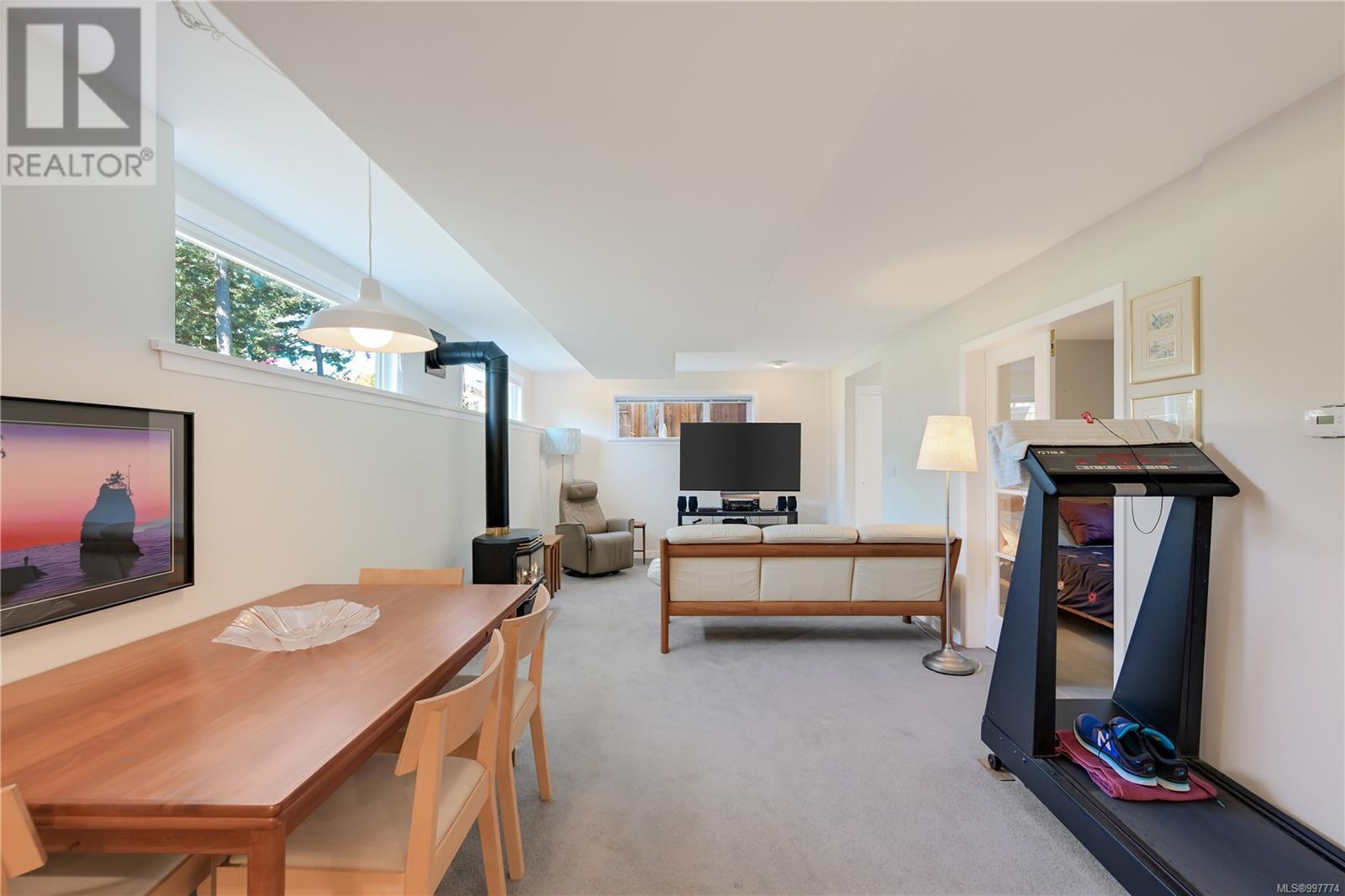  710 Brookridge Place, Saanich
