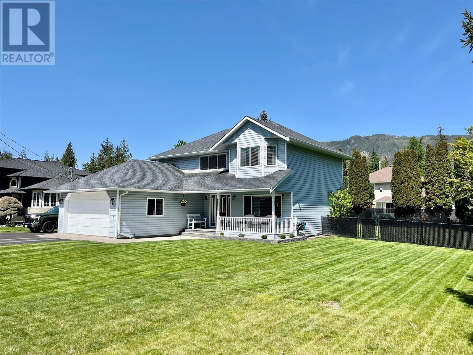 Photo 4 of 514 Forest Park Street, Sicamous BC