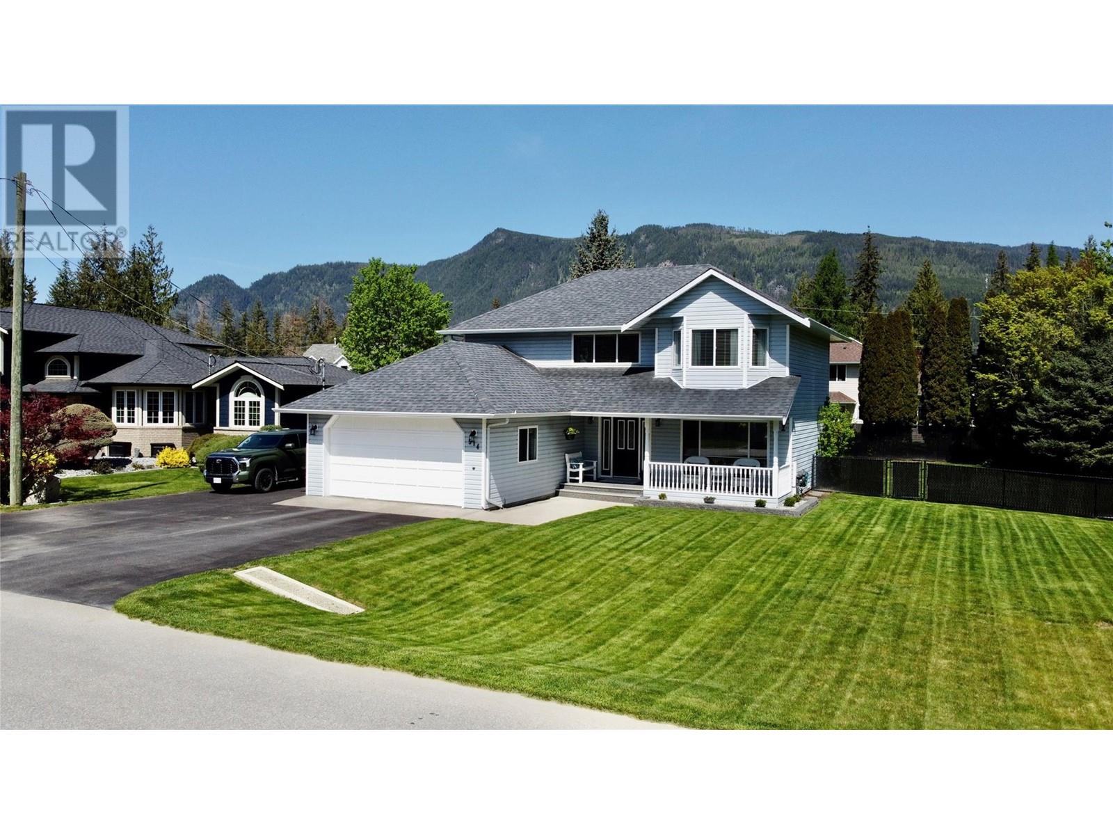 Photo 2 of 514 Forest Park Street, Sicamous BC