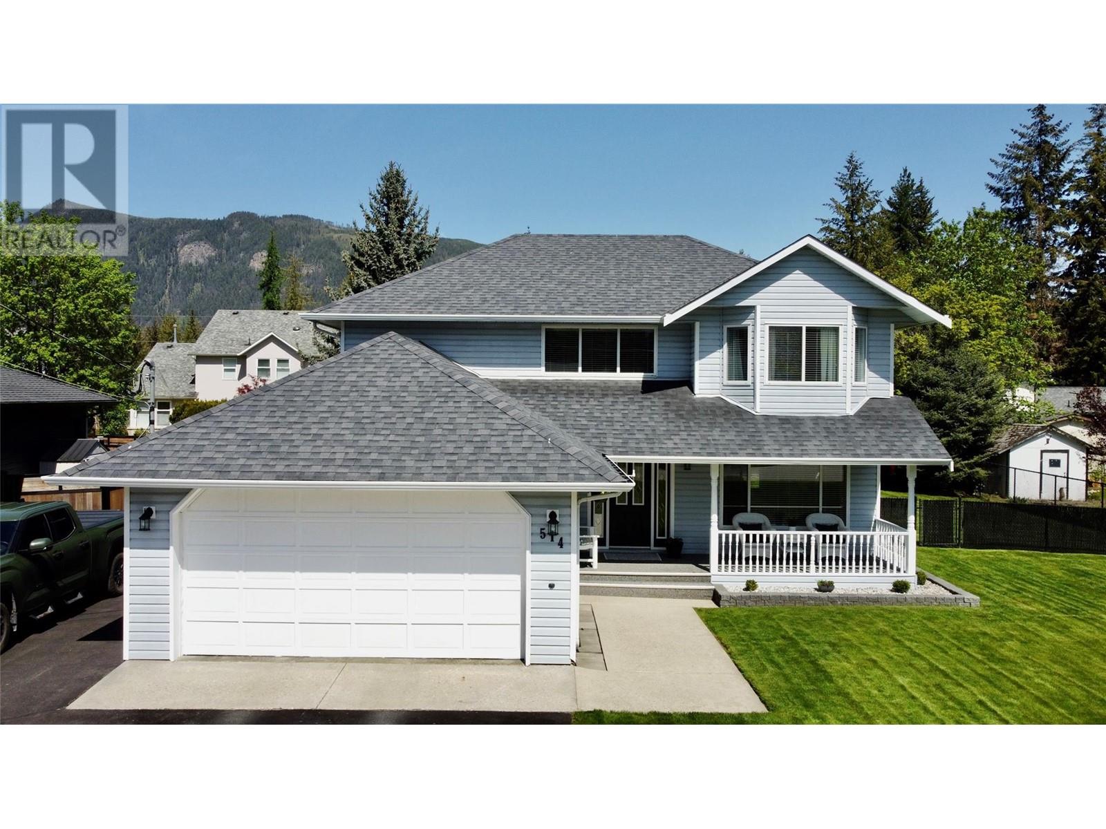 Photo 3 of 514 Forest Park Street, Sicamous BC