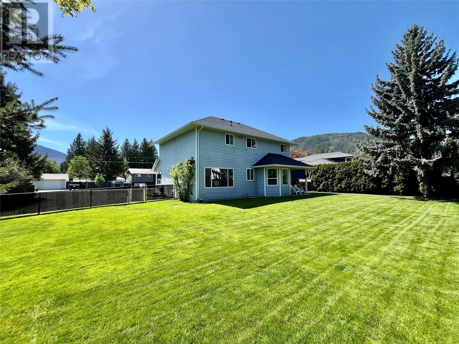 Photo 8 of 514 Forest Park Street, Sicamous BC
